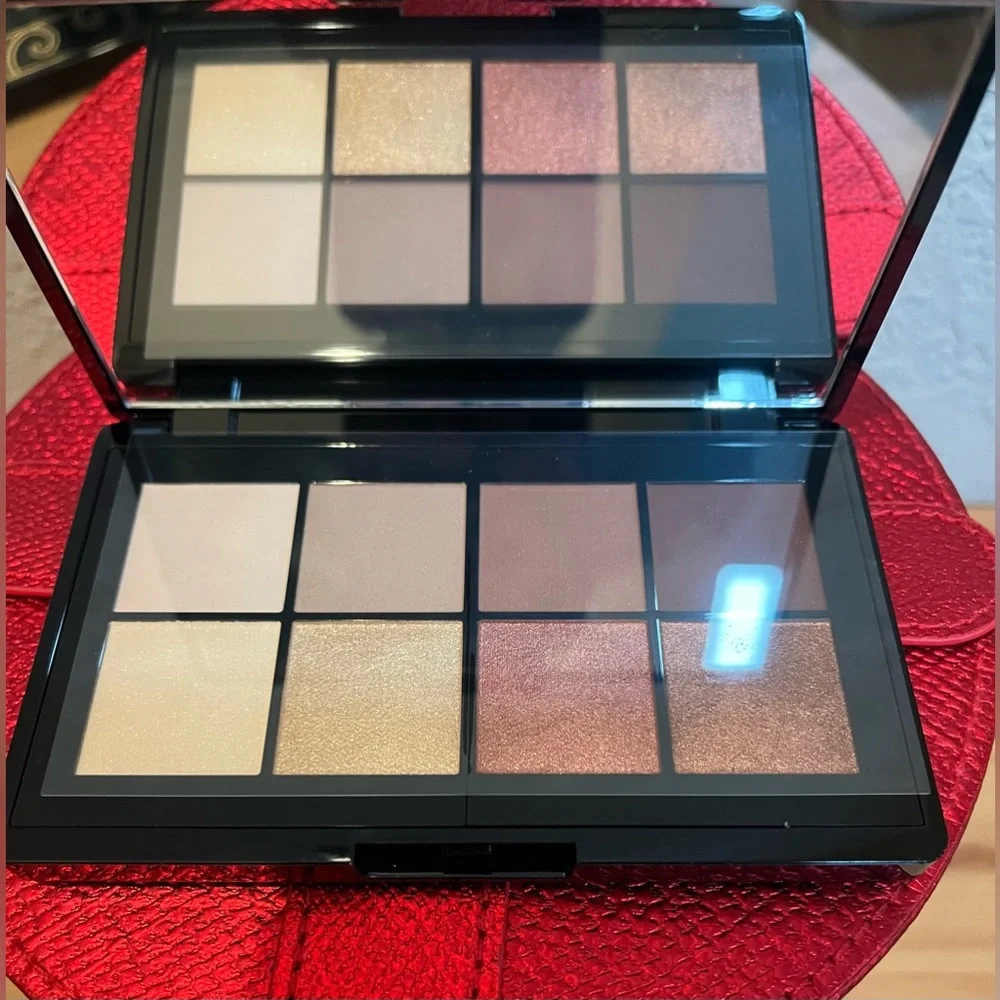 Elizabeth Arden Holiday Gift Set Case & Night & Day (2) Eyeshadow Pallets NEW